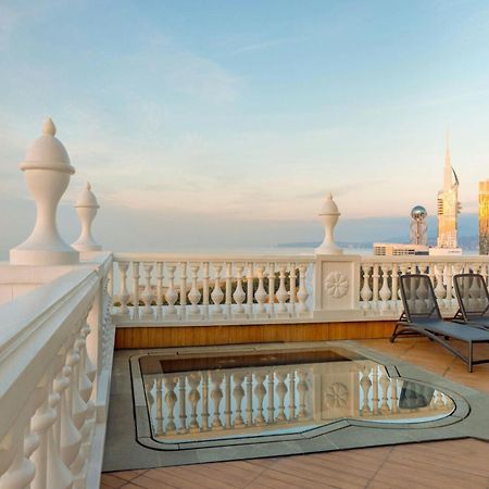 Sheraton Batumi Hotel Kültér fotó The rooftop pool at the Taj Mahal Palace