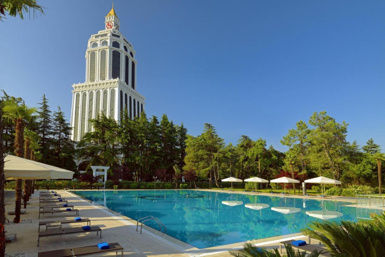 Sheraton Batumi Hotel Kültér fotó The hotel's swimming pool