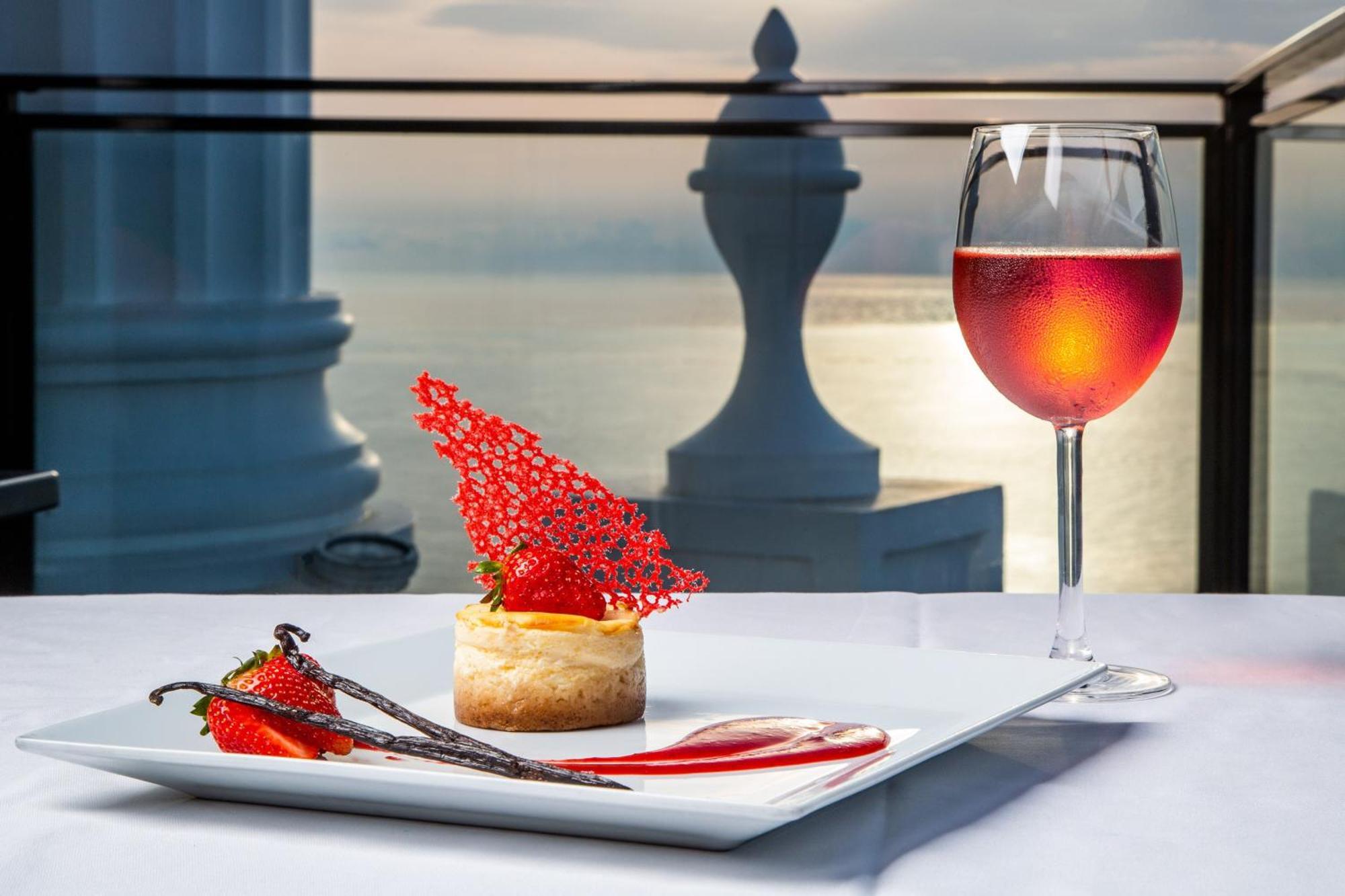 Sheraton Batumi Hotel Kültér fotó A glass of wine