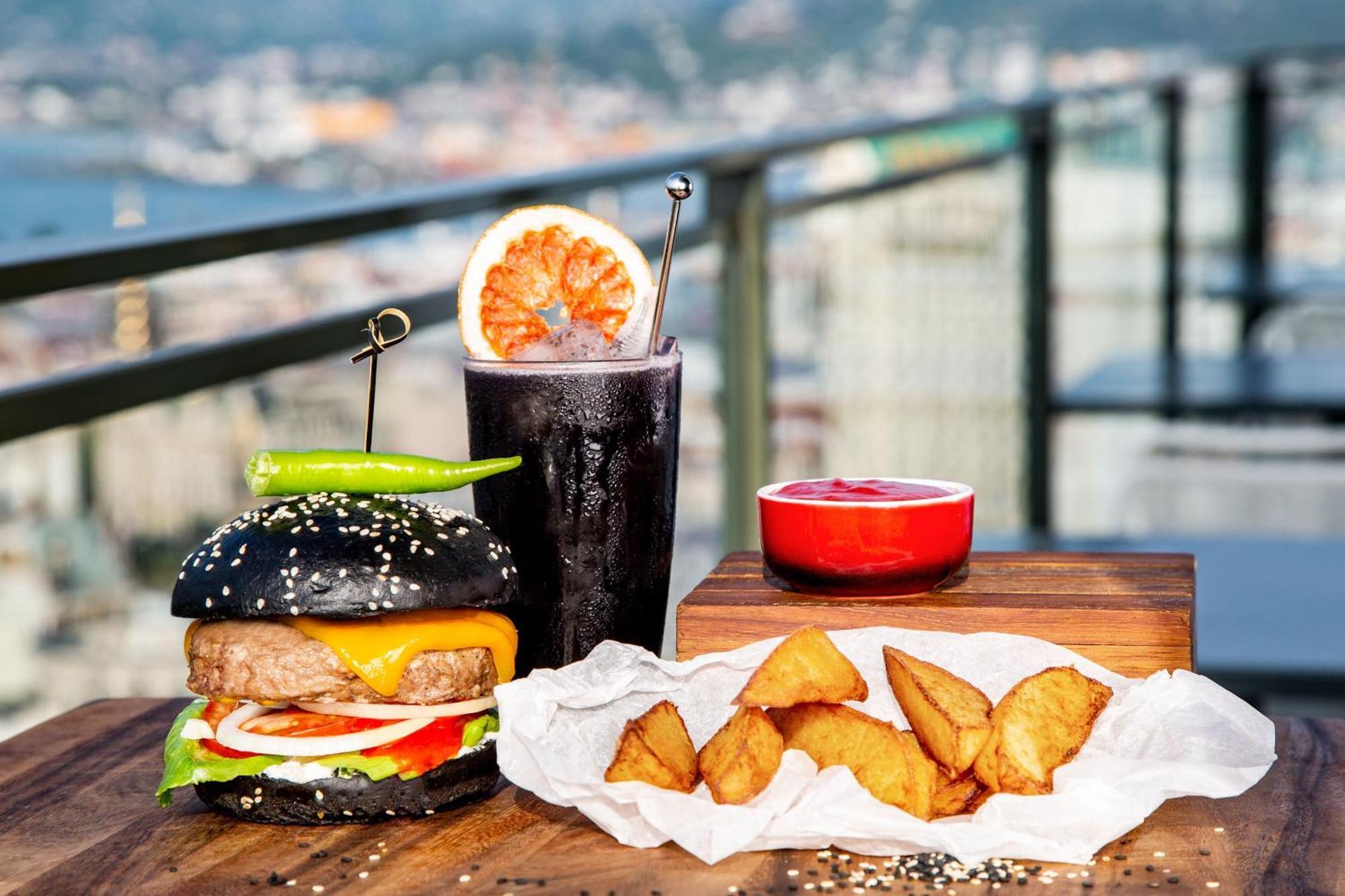 Sheraton Batumi Hotel Kültér fotó A black bun hamburger with a cocktail and chicken fingers