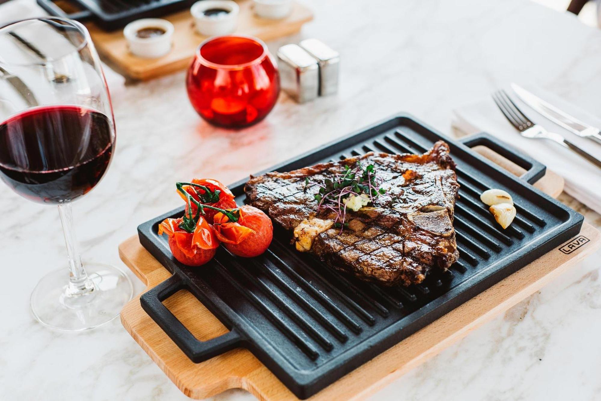 Sheraton Batumi Hotel Kültér fotó A steak served on a griddle