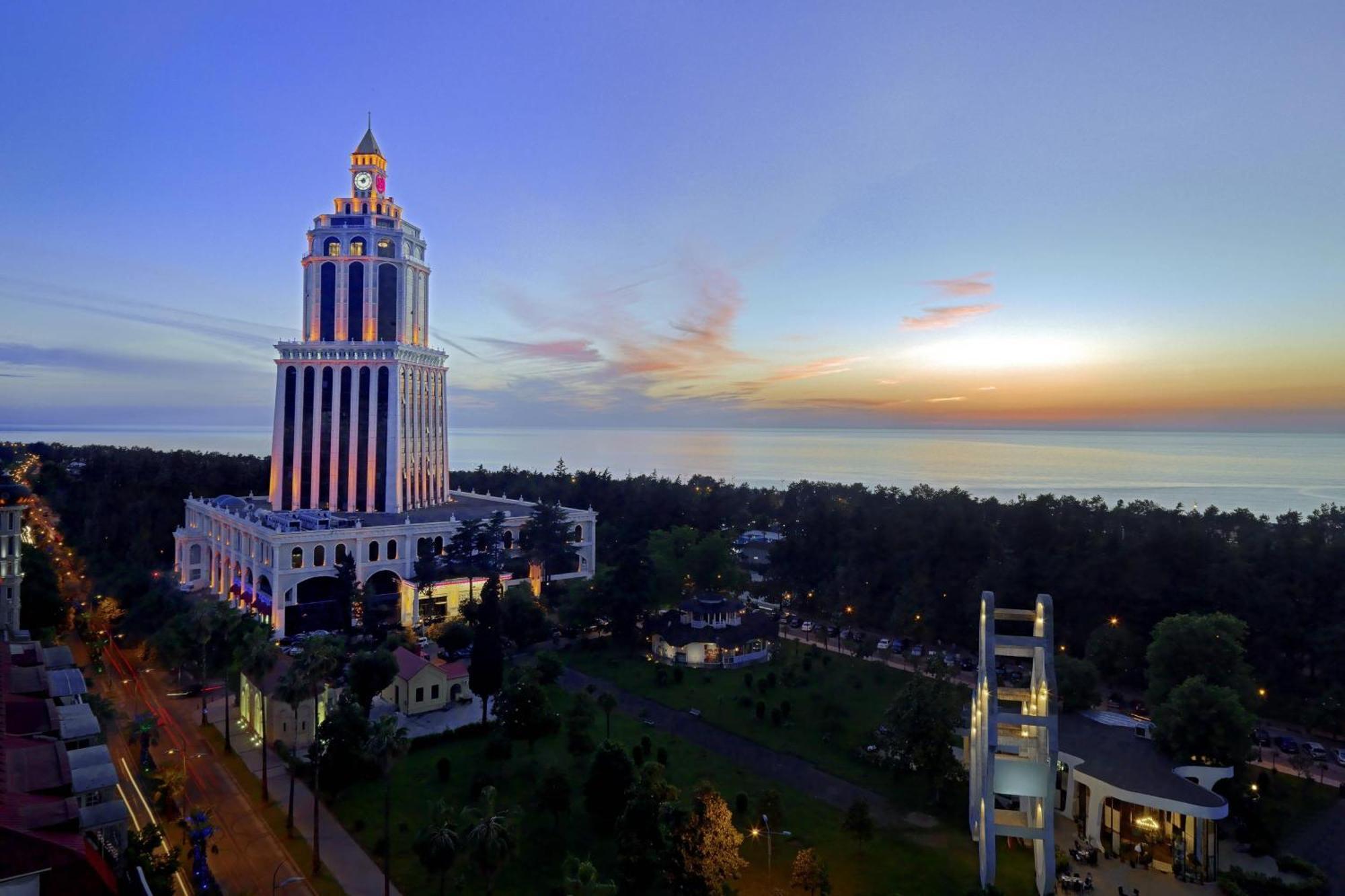 Sheraton Batumi Hotel Kültér fotó The tower at sunset