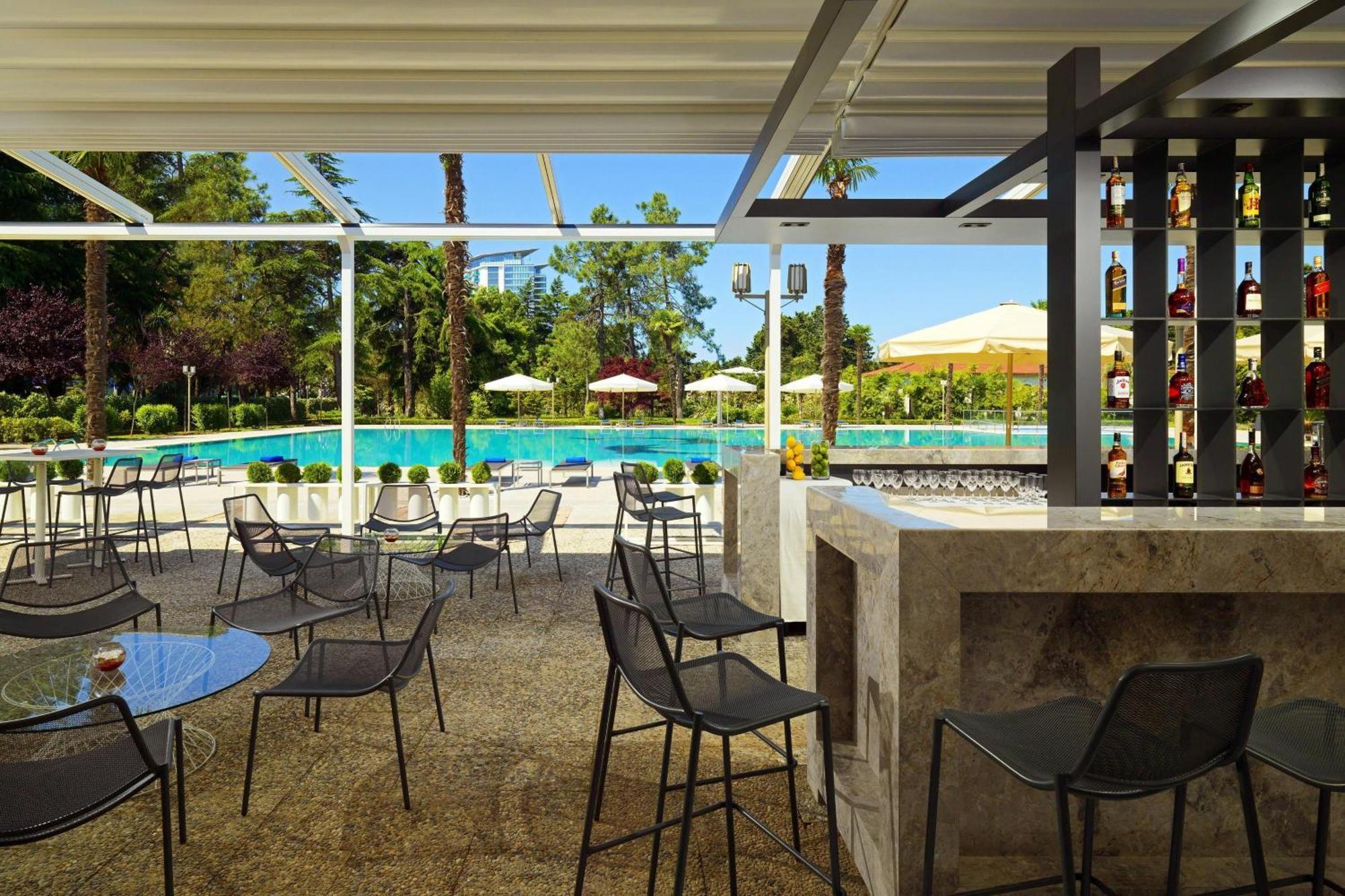 Sheraton Batumi Hotel Kültér fotó Pool bar