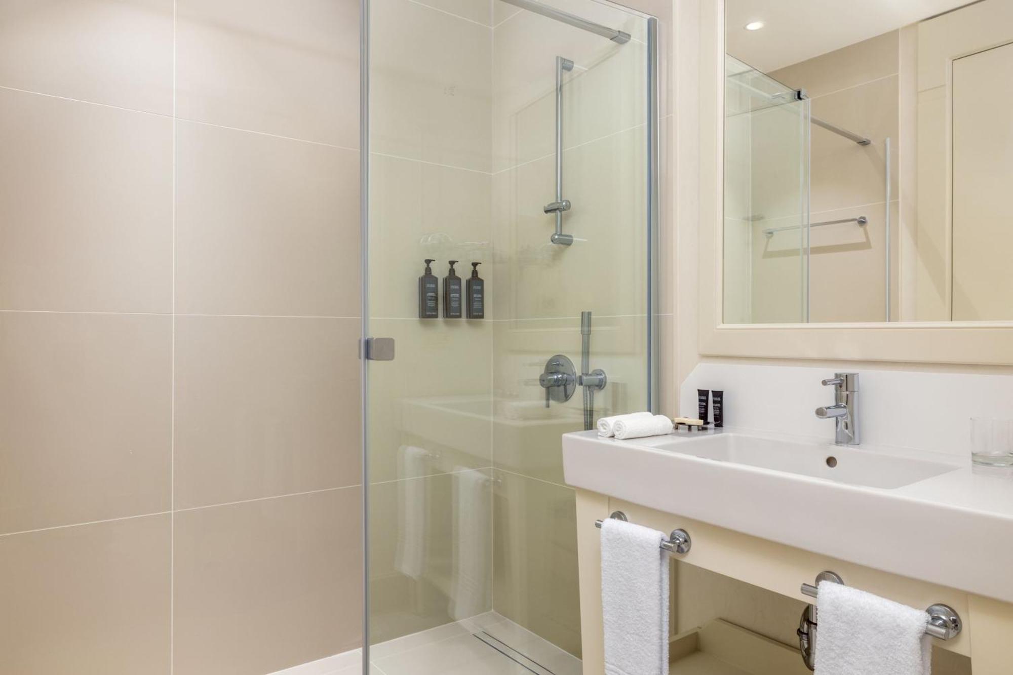 Sheraton Batumi Hotel Kültér fotó A shower enclosure