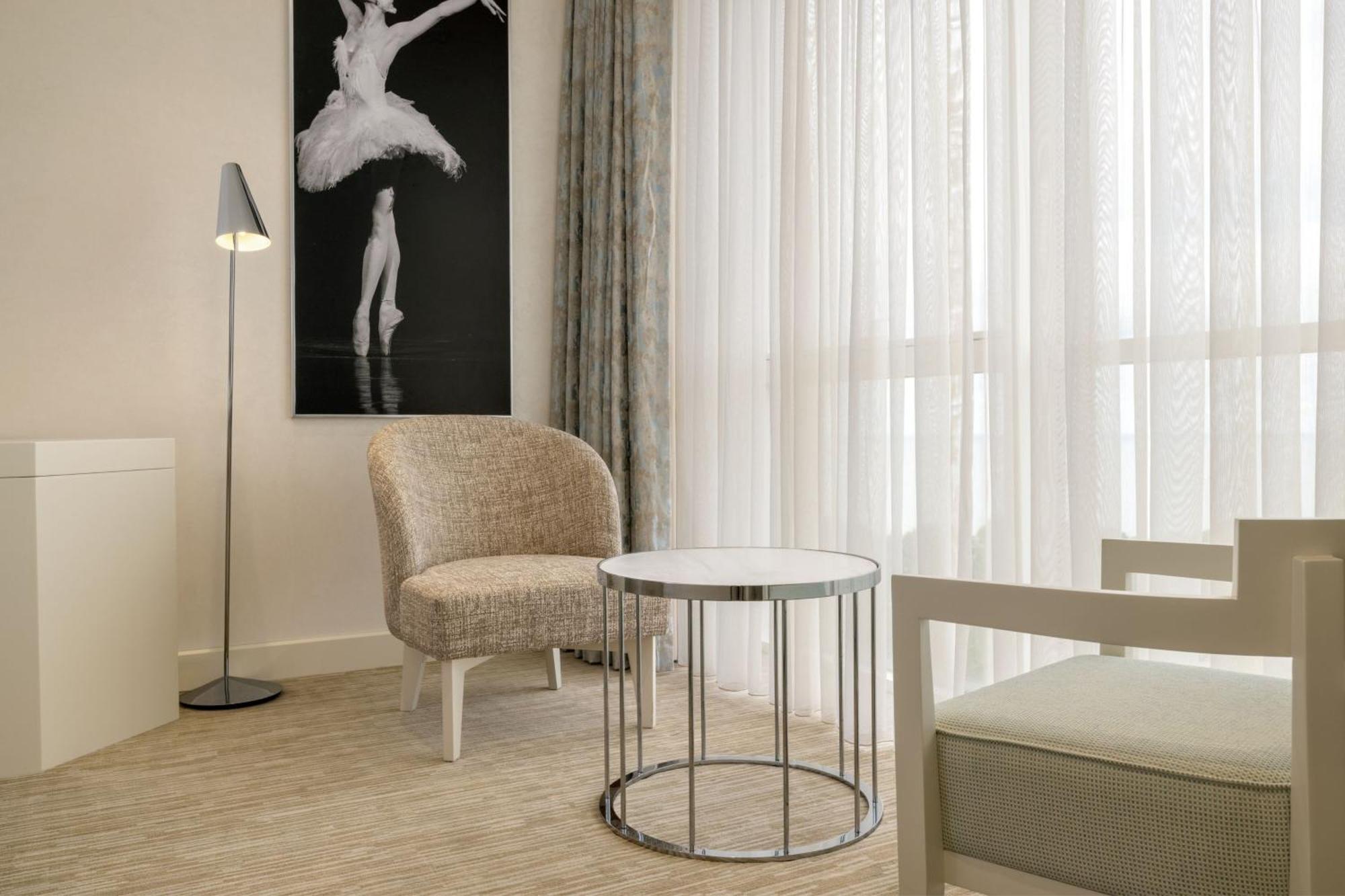 Sheraton Batumi Hotel Kültér fotó A floor lamp