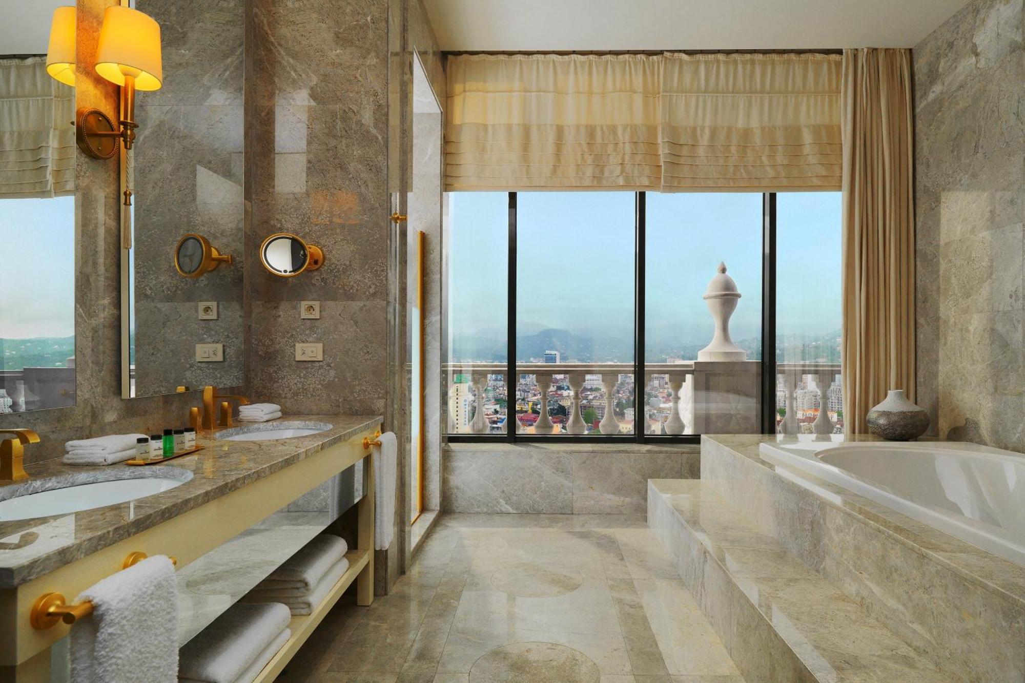 Sheraton Batumi Hotel Kültér fotó A bathroom at the hotel