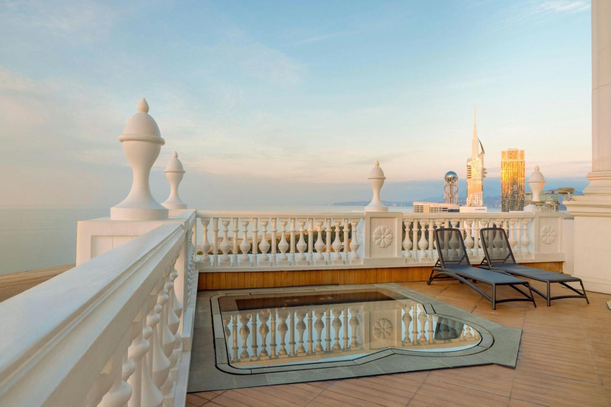 Sheraton Batumi Hotel Kültér fotó The rooftop pool at the Taj Mahal Palace