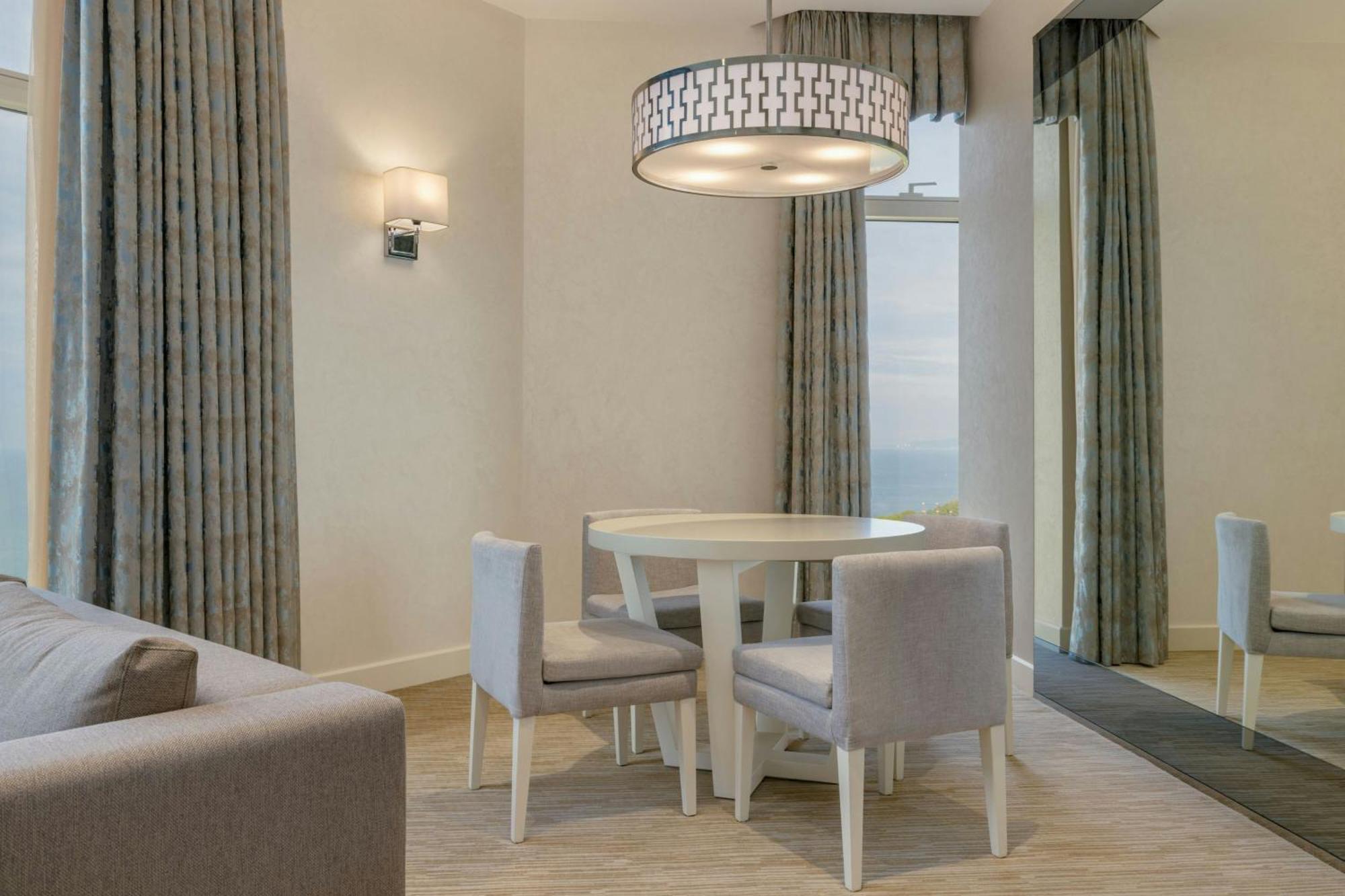 Sheraton Batumi Hotel Kültér fotó A dining room