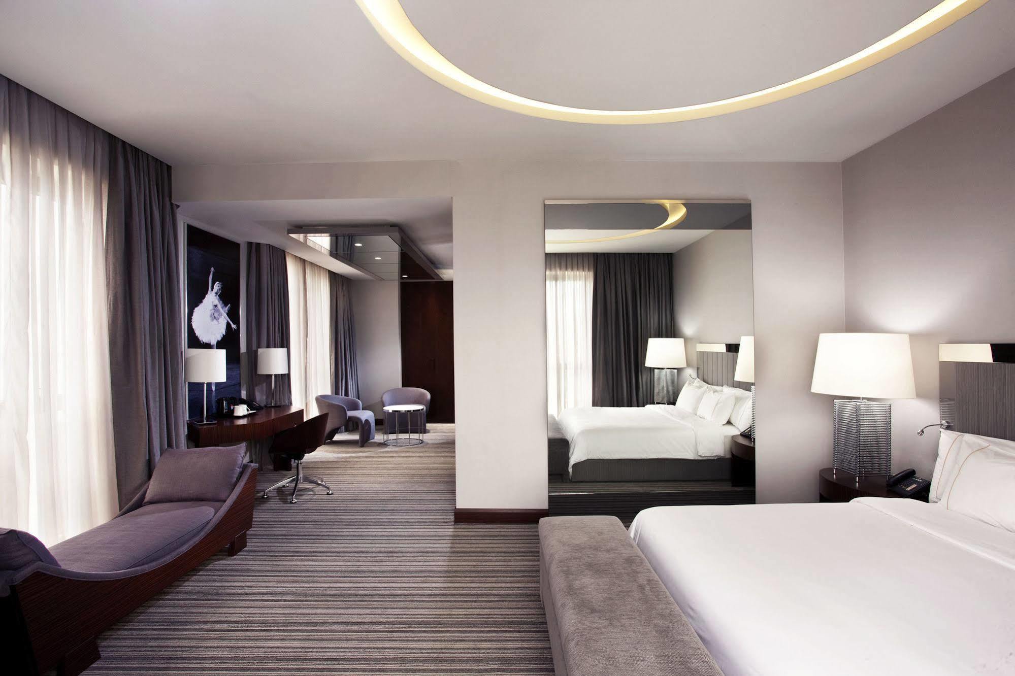 Sheraton Batumi Hotel Szoba fotó A suite at the hotel