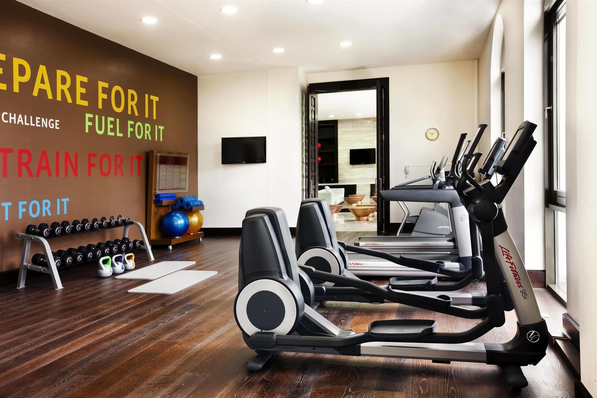 Sheraton Batumi Hotel Kültér fotó A typical gym